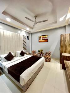 新德里Hotel NASHA Unit By Worth New Delhi的一间卧室,卧室内配有一张大床