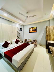 新德里Hotel NASHA Unit By Worth New Delhi的一间卧室,卧室内配有一张大床