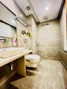 新德里Hotel NASHA Unit By Worth New Delhi的一间带卫生间和水槽的浴室