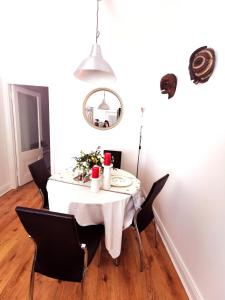都柏林Charming apartment with big terrace in Sandymount的餐桌、白色桌布和黑色椅子