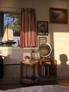 博雷The Lighthouse Cabin的客房设有带镜子的桌子和窗户