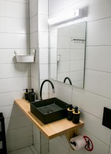 塞雷Mikel Angelo hall的一间带绿色水槽和镜子的浴室