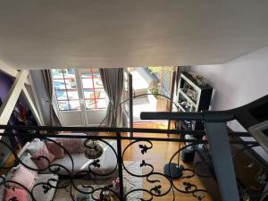 Dion-le-MontMaison cosy的享有带螺旋楼梯的客房的景致。