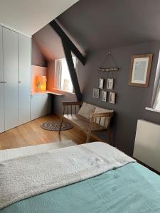 Dion-le-MontMaison cosy的阁楼间 - 带一张床和一把椅子
