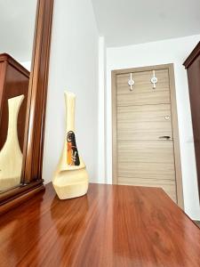 ArrúbalRioja Villa by Wave Properties的木桌上两瓶花瓶