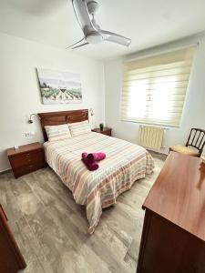 ArrúbalRioja Villa by Wave Properties的一间卧室配有一张红色浴袍的床