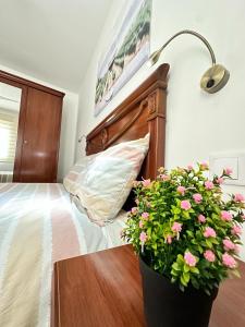 ArrúbalRioja Villa by Wave Properties的一间卧室,配有带灯和盆栽的床
