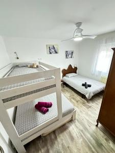 ArrúbalRioja Villa by Wave Properties的配有两张双层床的宿舍间配有粉红色袜子