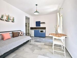 纳乌萨Villa Maria - Naoussa Boats Blue & Sandy Suite的客厅配有沙发和桌子