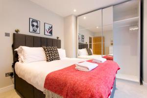 伦敦Madison Hill - Byrne Garden 3 - One bedroom home的一间卧室配有一张带红色毯子的大床