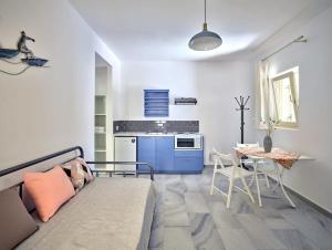 纳乌萨Villa Maria - Naoussa Surfers Bluewave Suite的客厅配有沙发和桌子