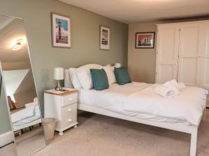 兰卡斯特Mountain View的卧室配有白色的床和镜子