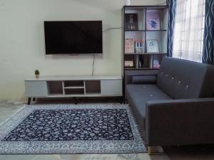 加影MGH Homestay Bangi Wonderland的带沙发和平面电视的客厅