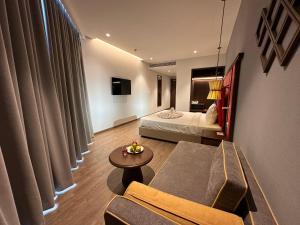 潘切APEC MANDALA CDT - Resort的带沙发、床和桌子的客房