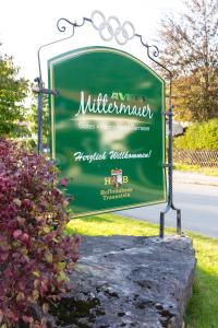 雷特温克尔DEVA Villa Mittermaier的道路一侧的绿色标志