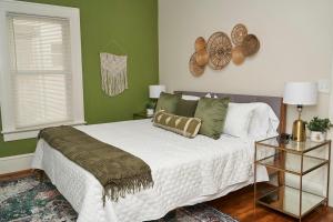 亚特兰大Downtown Gem 5 Min To City, Near Marta & Pullman的卧室配有白色大床和绿色墙壁