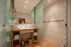 富尔普梅斯法米莉安奥恩霍夫维塔酒店的一间带水槽和镜子的浴室