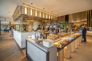 曼谷Crowne Plaza Bangkok Lumpini Park, an IHG Hotel的一间提供自助餐的餐厅,展示着各种美食