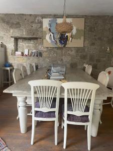 阿拉恰特MaSaLa Otel的白色餐桌和两把白色椅子