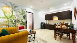 古尔冈ZEN Suites - Golf Course Road Gurgaon的一间带黄色沙发的客厅和一间厨房