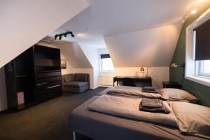 努克Kulukis Downtown Hostel的一间卧室配有两张床和椅子