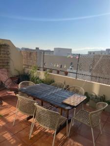 马赛Appart 60 m2 séjour sur terrasse sud et 2 chambres gare Saint-Charles的带阳台的庭院配有桌椅