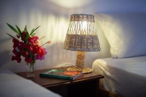 GuilorFagapa Lodge的床头桌边的灯和花瓶