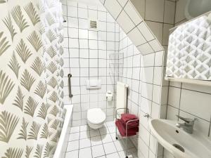格尔利茨潘森匹克贝罗酒店的白色的浴室设有卫生间和水槽。
