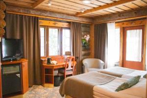 海尔迈电力公园酒店的一间卧室配有两张床、一张桌子和一台电视。