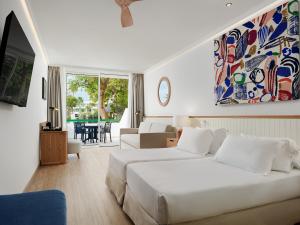 普拉亚布兰卡H10兰萨洛特公主酒店的一间卧室设有一张床和一间客厅。
