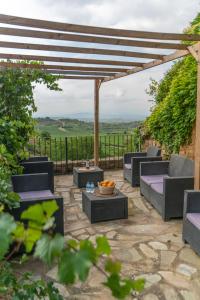 萨马涅戈Casa Rural La Molinera Etxea的一个带沙发和桌子的庭院和一个凉亭