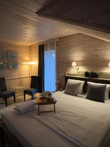 Ozolnieki阿加特酒店的一间卧室配有一张大床和一张桌子