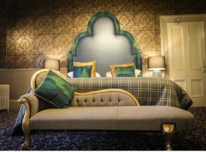 因弗内斯博福特酒店的一间卧室配有一张大床和绿色床头板