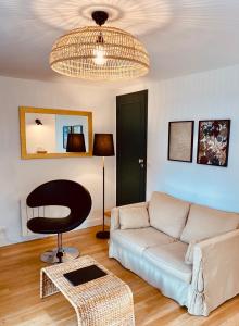 默东Appart 40m2 dans maison - Proche Paris的客厅配有沙发和椅子