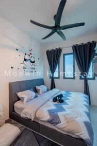 北赖Comfy Studio Room by Moowin的一间卧室配有一张带吊扇的床