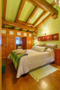 OricáinVilla-Mari的一间大卧室,房间内设有两张床