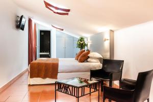 阿维尼翁克鲁尔特圣路易斯阿维农酒店的一间卧室配有一张床、一把椅子和一张桌子