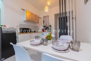 北赖Comfy Studio Room by Moowin的厨房配有白色的桌子和白色的椅子