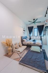 北赖Comfy Studio Room by Moowin的一间带两张床和一张沙发的客厅