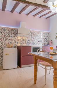 萨马涅戈Casa Rural La Molinera Etxea的厨房配有白色冰箱和桌子