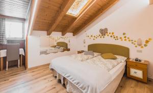 博萨迪法萨艾达酒店的一间带大床的卧室和一间餐厅