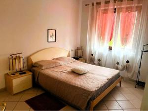 圣特雷莎加卢拉Residence Olimpo的一间卧室设有一张大床和一个窗户。