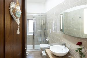 庞贝B&B VESUVIAN STONE的一间带水槽、卫生间和镜子的浴室