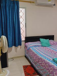 巴兰基亚Casa Bellavista Barranquilla的一间卧室设有一张床和一个窗口