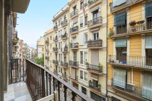 巴塞罗那64 Apartment in a typical Barcelona's old building的从大楼的阳台上可欣赏到风景。