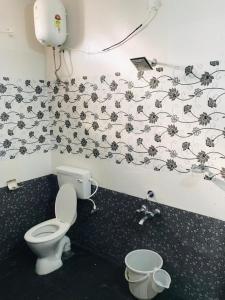 蓬蒂切里ECO VILLA的浴室设有卫生间,配有黑白墙纸。