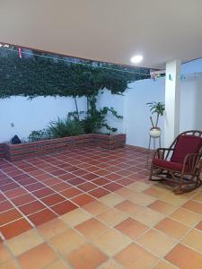 巴兰基亚Casa Bellavista Barranquilla的带鱼缸天井的客房