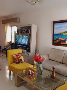 巴兰基亚Casa Bellavista Barranquilla的带沙发和电视的客厅