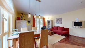 宾茨Residenz Prorer Wiek的客厅配有桌子和红色沙发