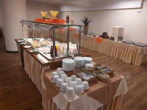 贝洛奥里藏特金融酒店的白盘和食物自助餐